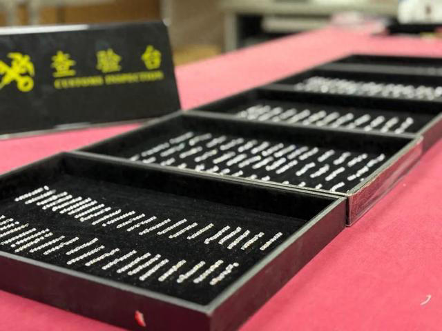 女子在贴身卫生巾里藏2003粒钻石，总重616.43克拉价值超27万，海关：已立案